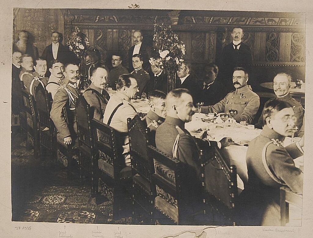 Józef Piłsudski i oficerowie wojska polskiego podczas wizyty w Poznaniu w dniu 26 X 1919 (WBH)