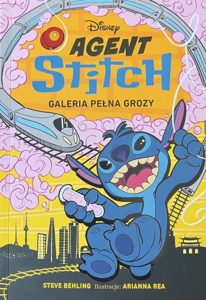 Okładka książki „Agent Stitch. Galeria pełna grozy” autorstwa Steve’a Behlinga z ilustracjami Arianny Rea – bohater Stitch trzyma probówkę na tle miasta i pociągu.