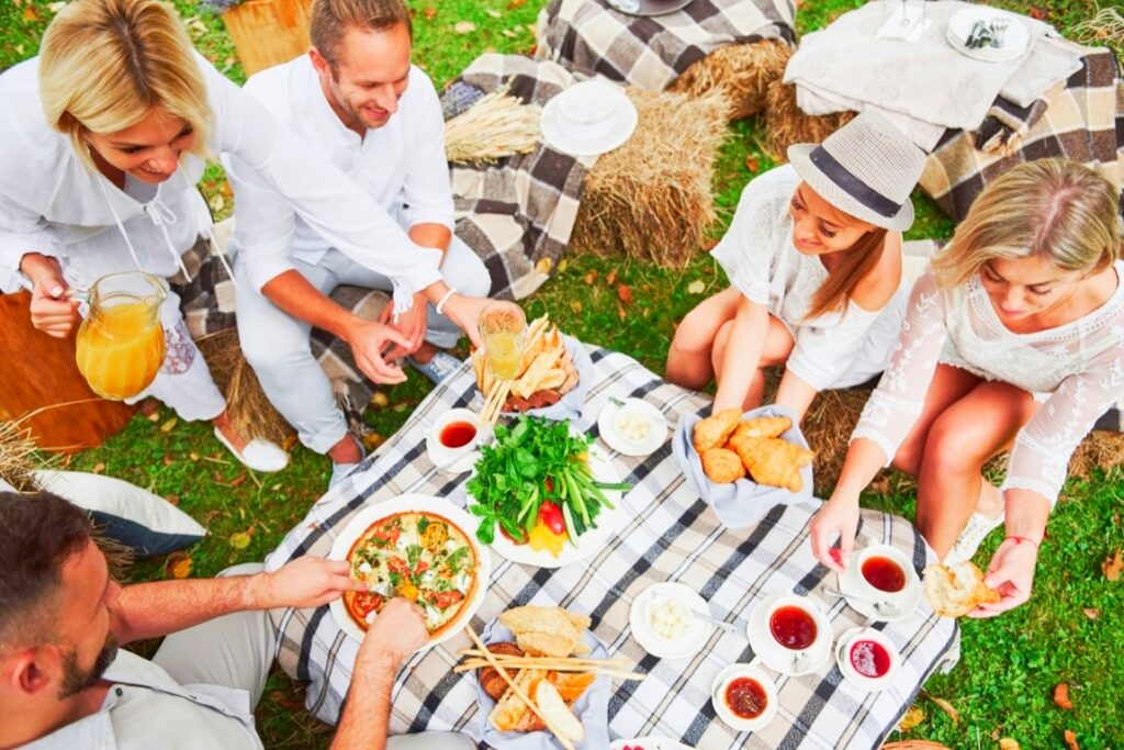 Piknik firmowy w plenerze jako forma integracji zespołu podczas spotkania pracowników