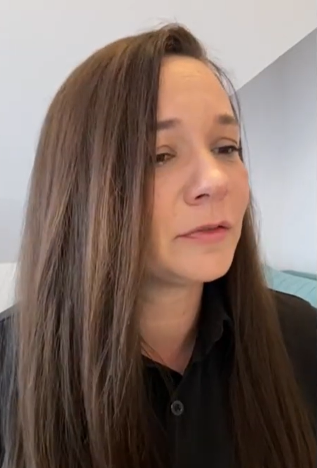 Dziecko i matka w sytuacji gdy sąd nie pozwala wyjechać z dzieckiem życie w zawieszeniu bezpieczeństwo dziecka