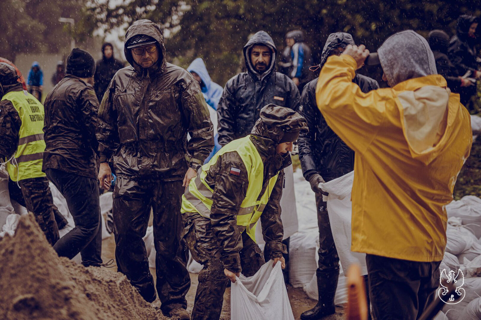 Wojsko wspiera poszkodowanych po nawałnicach: setki żołnierzy w akcji ratunkowej.