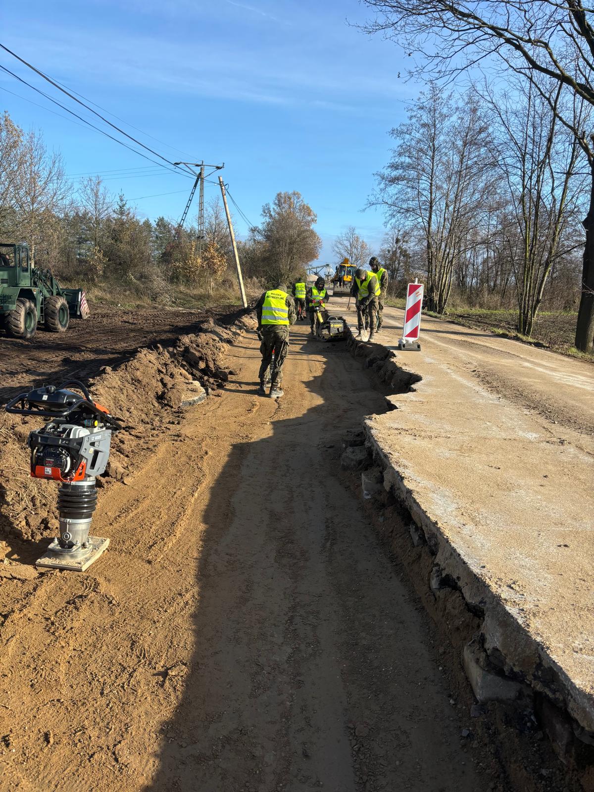 Saperzy z Niska odbudowują drogę w powiecie nyskim