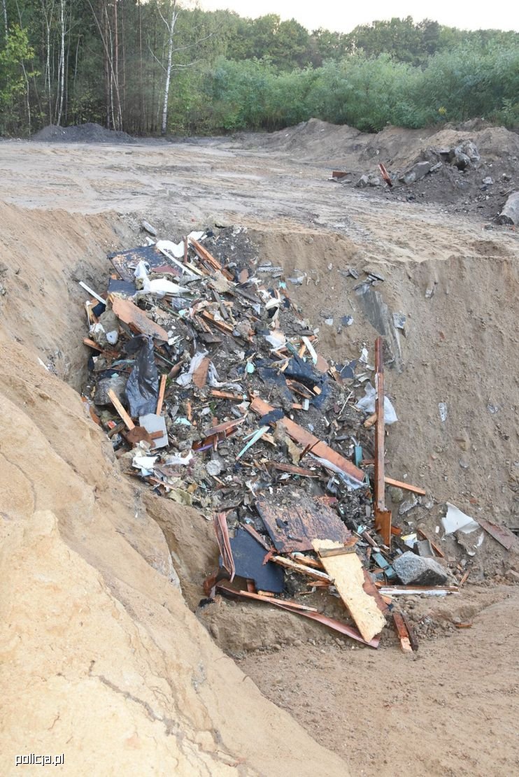 Kara do 10 lat więzienia za nielegalne odpady niebezpieczne – policja interweniuje w powiecie lubartowskim