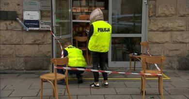 Policjanci przy biurze Platformy Obywatelskiej w Warszawie