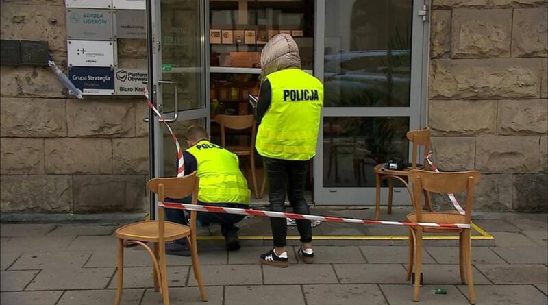 Policjanci przy biurze Platformy Obywatelskiej w Warszawie