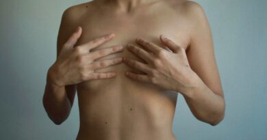 Kobieta wykonuje samobadanie piersi — edukacja i profilaktyka raka piersi