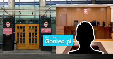 Wejście do Sądu Rejonowego Warszawa-Śródmieście i sala sądowa. Sylwetka anonimowego dziennikarza portalu Goniec.pl na tle budynku sądu.