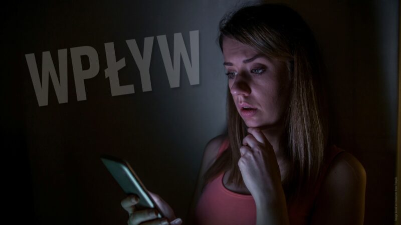 Dezinformacja steruje emocjami kobiety czytającej informację w mediach społecznościowych i niszczy zaufanie społeczne