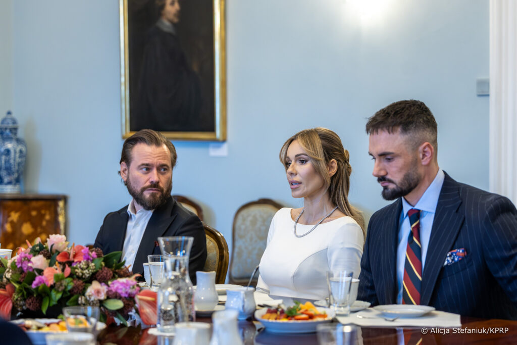 Uczestnicy spotkania w Pałacu Prezydenckim poświęconego problemom schronisk dla zwierząt w Polsce