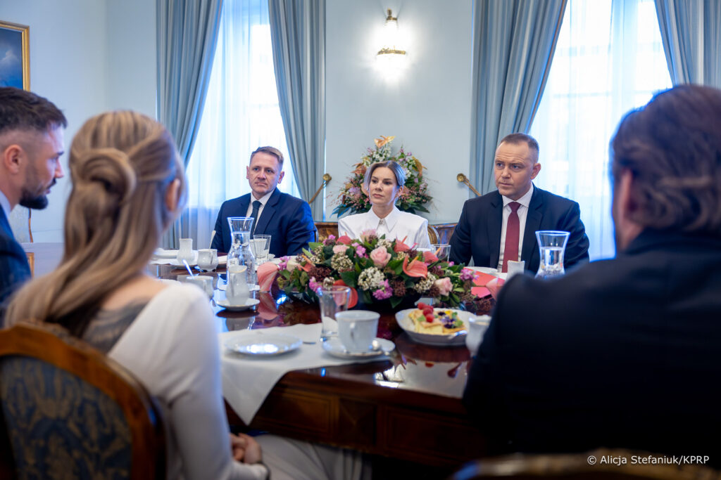 Spotkanie w Pałacu Prezydenckim z udziałem przedstawicieli władz, dziennikarzy i środowisk prozwierzęcych przy stole obrad