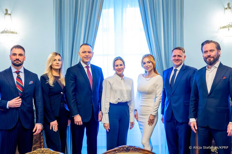 Spotkanie w Pałacu Prezydenckim dotyczące sytuacji w schroniskach dla zwierząt z udziałem Dody, dziennikarzy i przedstawicieli władz