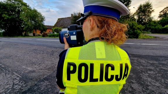 Kalisz kontrola prędkości – policjant mierzy 143 km/h przy ograniczeniu do 90