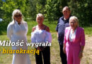 Pani Alicja i bliscy po ceremonii ślubnej. Napis „Miłość wygrała z biurokracją”.