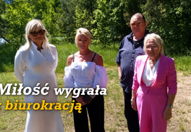 Pani Alicja i bliscy po ceremonii ślubnej. Napis „Miłość wygrała z biurokracją”.