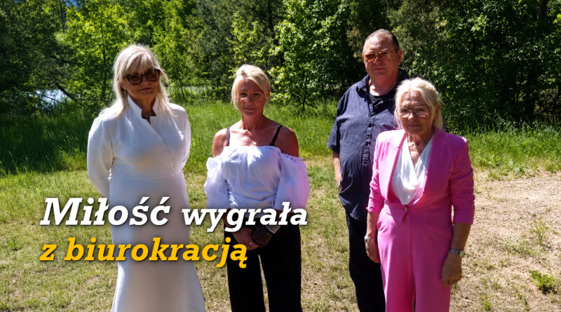 Pani Alicja i bliscy po ceremonii ślubnej. Napis „Miłość wygrała z biurokracją”.