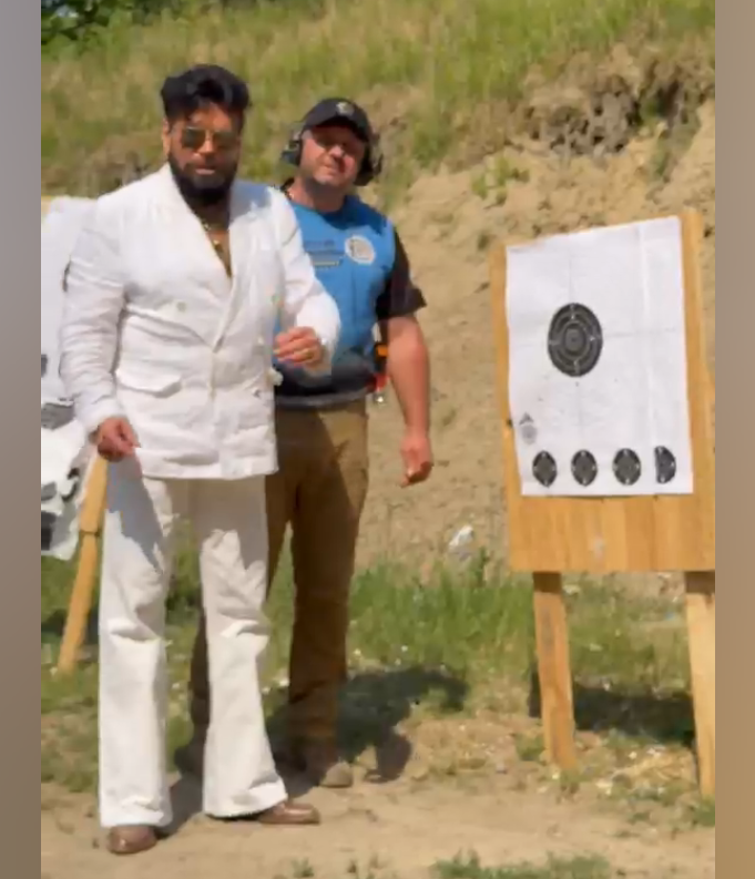 Krzysztof Rutkowski i instruktor strzelectwa przy tarczy po testach pistoletu Laugo Arms Alien 500