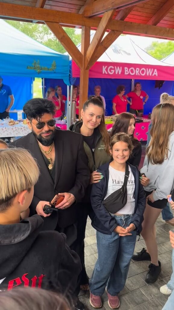 Krzysztof Rutkowski i Maja Rutkowski na festynie w Borowej wśród mieszkańców i dzieci