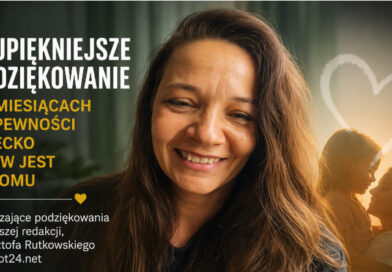 Uśmiechnięta matka dziękuje za pomoc w powrocie dziecka do domu po miesiącach niepewności.