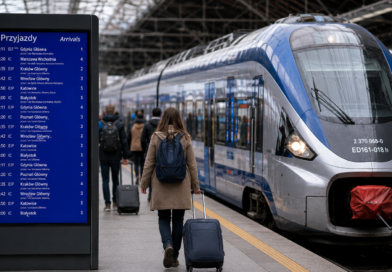 Jeden bilet kolejowy do Europy. Pociąg na dworcu kolejowym i pasażerowie podróżujący z Poznania.