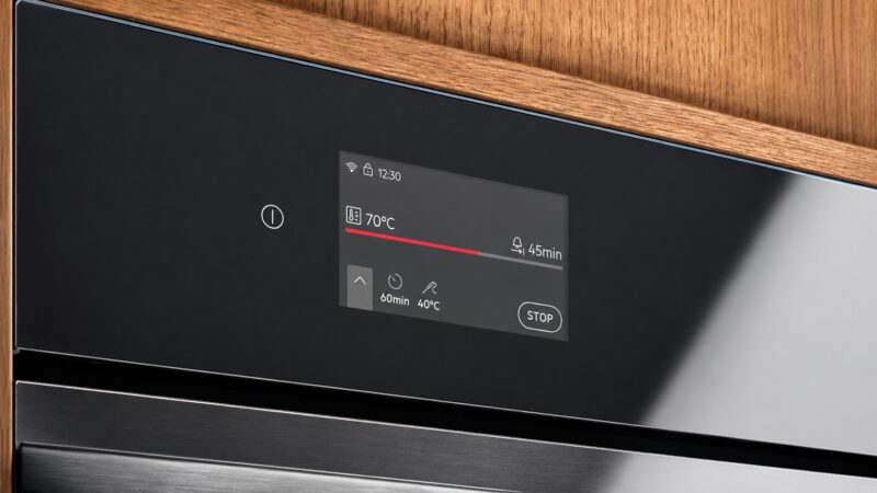 Panel dotykowy piekarnika parowego Electrolux z funkcją AI TasteAssist
