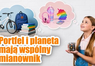 Edukacja finansowa dzieci – dziewczynka z oszczędnościami wybiera między zachcianką a potrzebnym zakupem