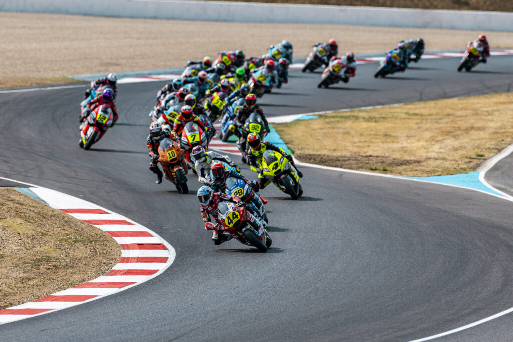 grupa zawodników:
Milan Pawelec podczas wyścigu mistrzostw Europy Moto2